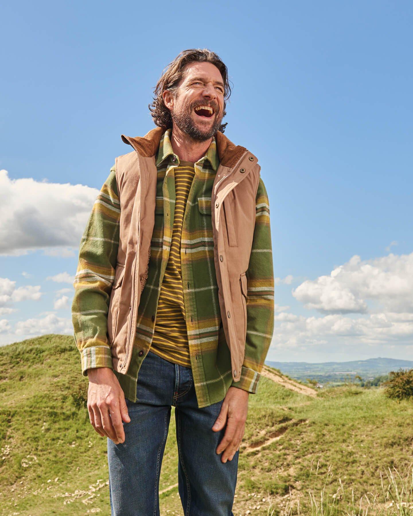 MAN IN SHIRT AN GILET