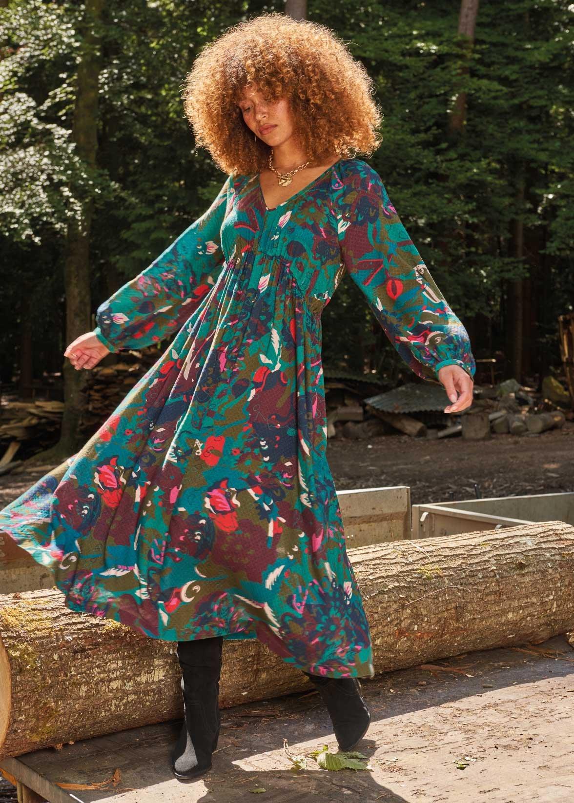 WOMAN IN MIDIDRESS