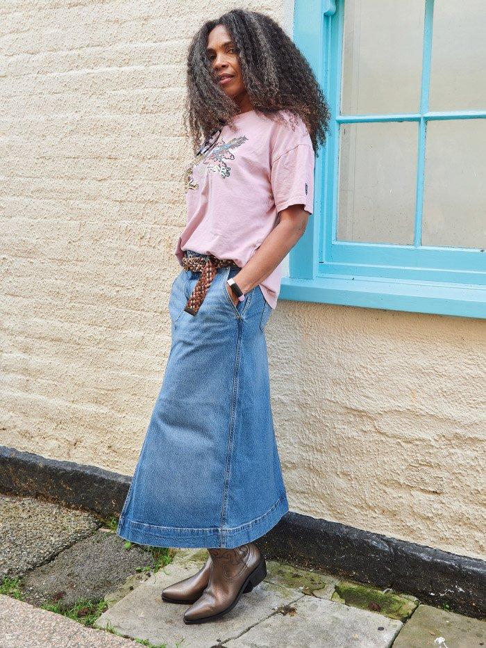 woman wearing jeans and t-shirt