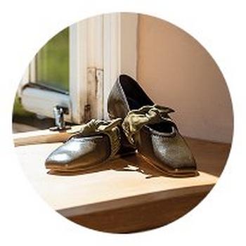 a pair of shoes are sitting on a window sill