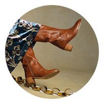 a woman's legs are shown in a circular photo